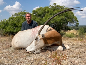 Bobby Guillory with his Oryx taken at 560 Yards! Silver SCI